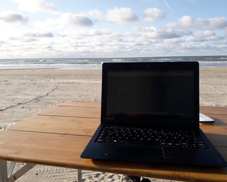 Laptop am Strand